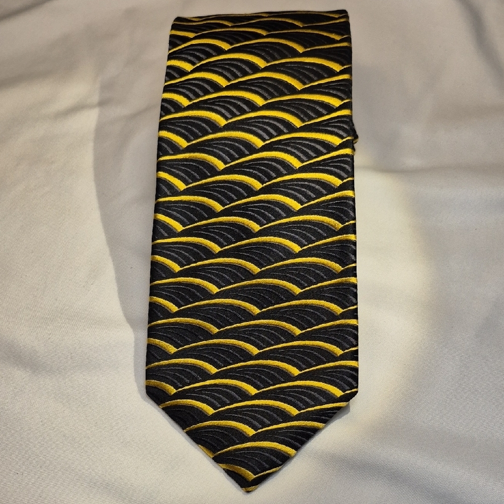 DeSantis Collection 100% Silk Gold and Black Mens Geometric Neck Tie - Picture 10 of 10
